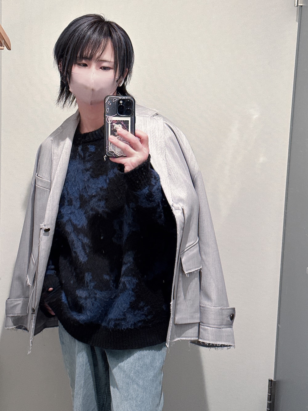 ブルー系のニット/セーター、ブルー系のデニムパンツ、ブラック系のブーツを着用したメンズの冬コーディネートの2枚目の写真