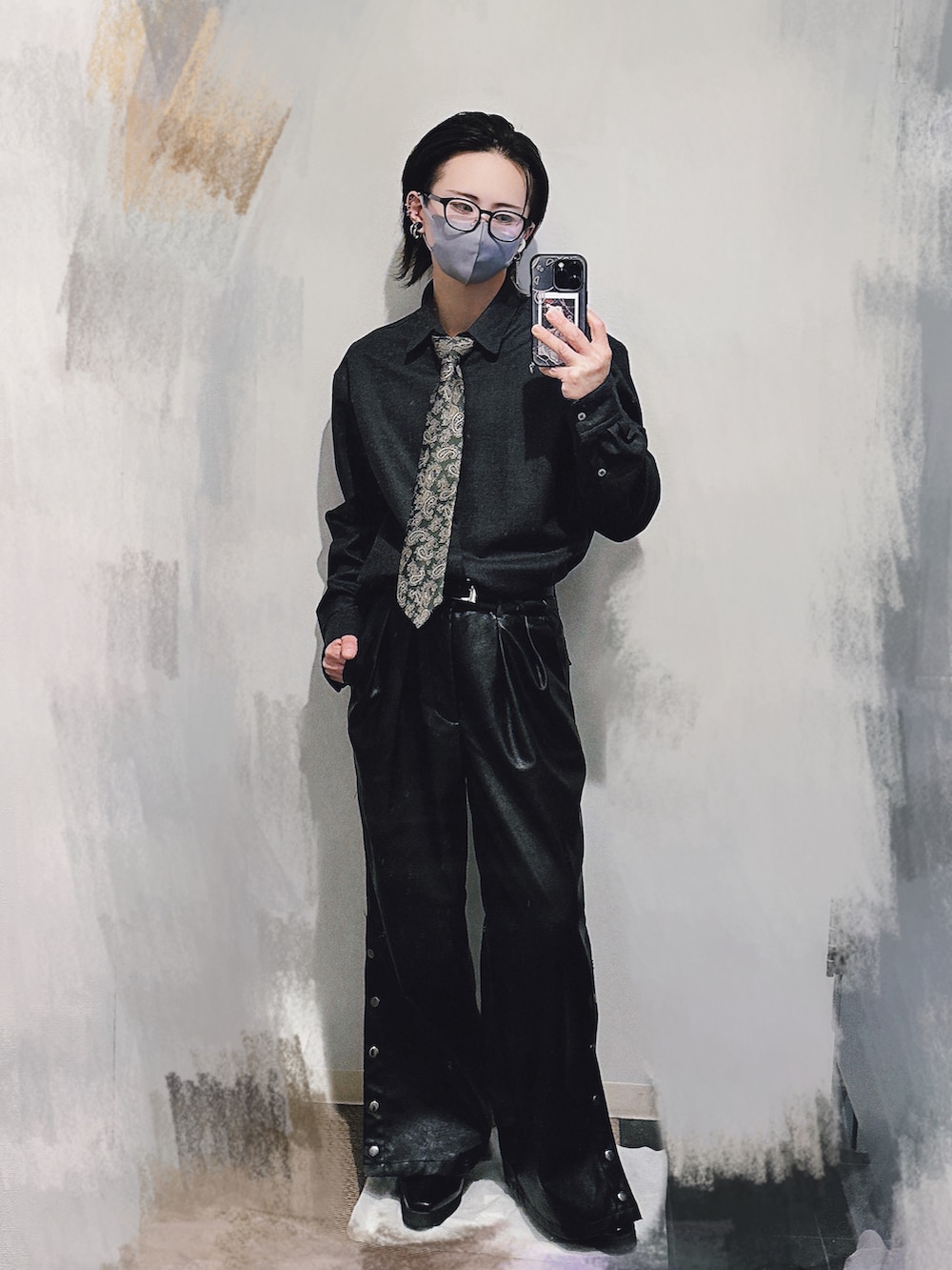 ブラック系のスラックス、グレー系のパーカー、グレー系のシャツ/ブラウスを着用したメンズの冬コーディネートの2枚目の写真