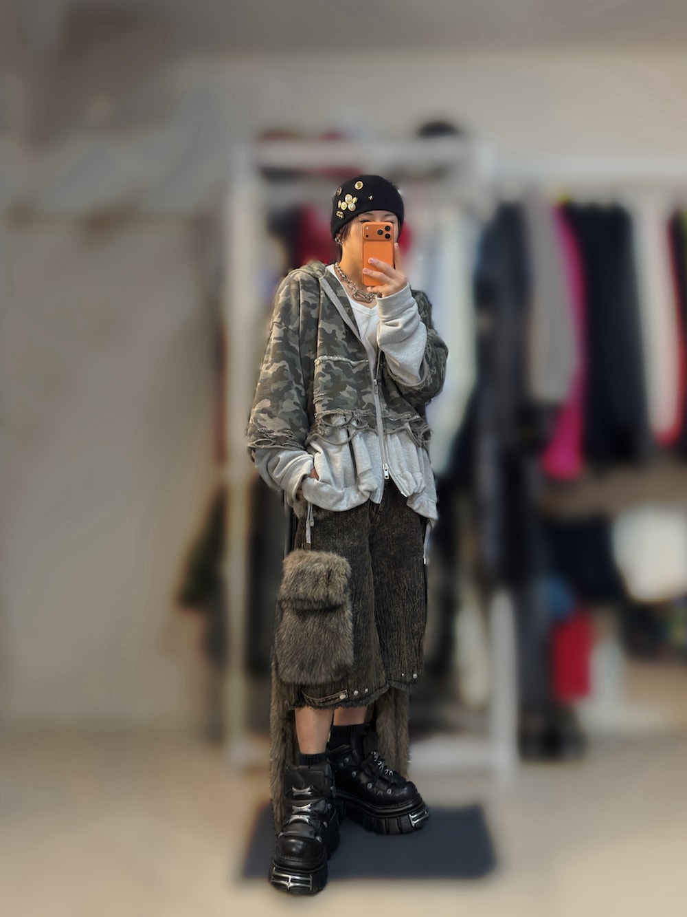 ブラウン系のデニムパンツ、ブラック系のブーツ、ブラック系のショルダーバッグを着用したメンズの秋コーディネートの2枚目の写真