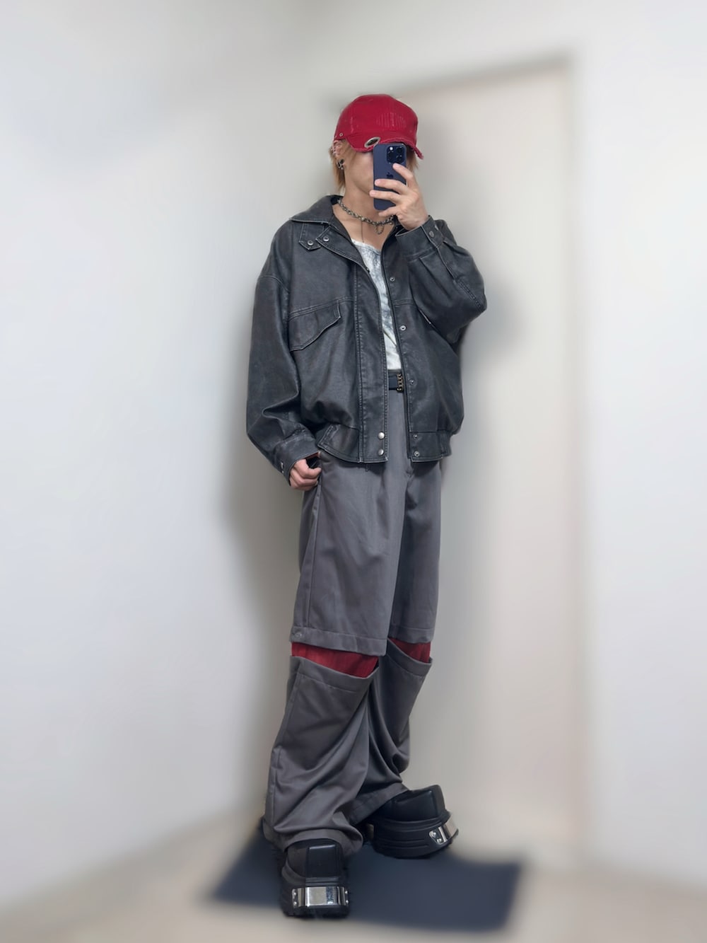 ブラック系のブルゾン、グレー系のスラックス、ブラック系のドレスシューズを着用したメンズの夏コーディネートの2枚目の写真