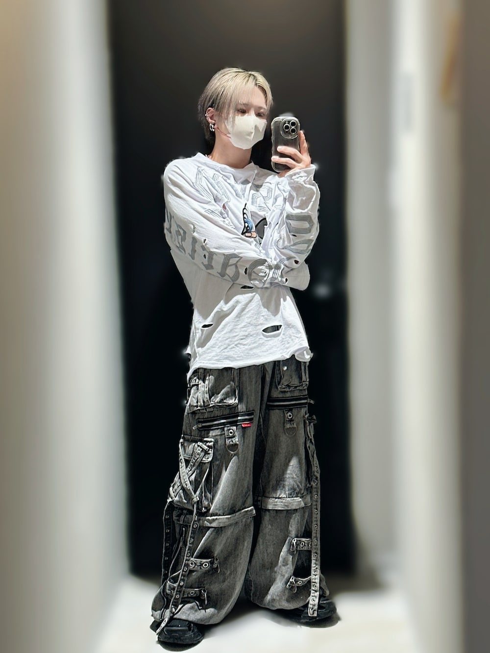 「秋服準備はじめました、デニムコーデ、カーゴパンツ、カジュアル、ストリートコーデ、低身長、低身長コーデ、ヴィンテージ、お洒落さんとつながりたい」｜「trip nycのアイテム（カーゴパンツ、グレー系）」を使った、きらさん（メンズ・162cm）の秋コーディネートの3枚目の写真