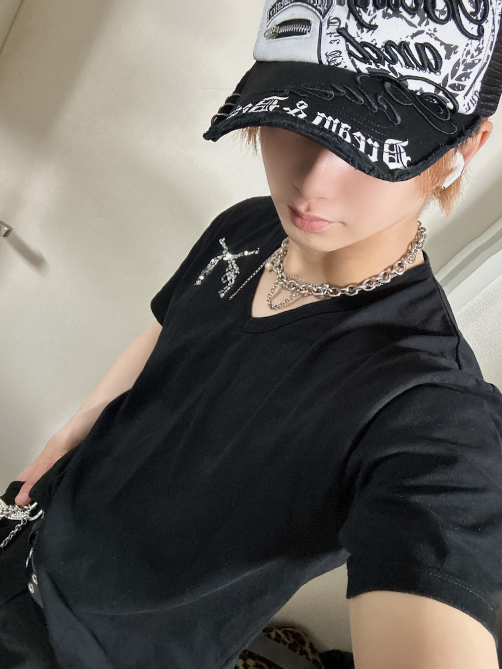 ブラック系のスニーカー、ブラック系のカーゴパンツ、ブラック系のTシャツ/カットソーを着用したメンズの夏コーディネートの2枚目の写真