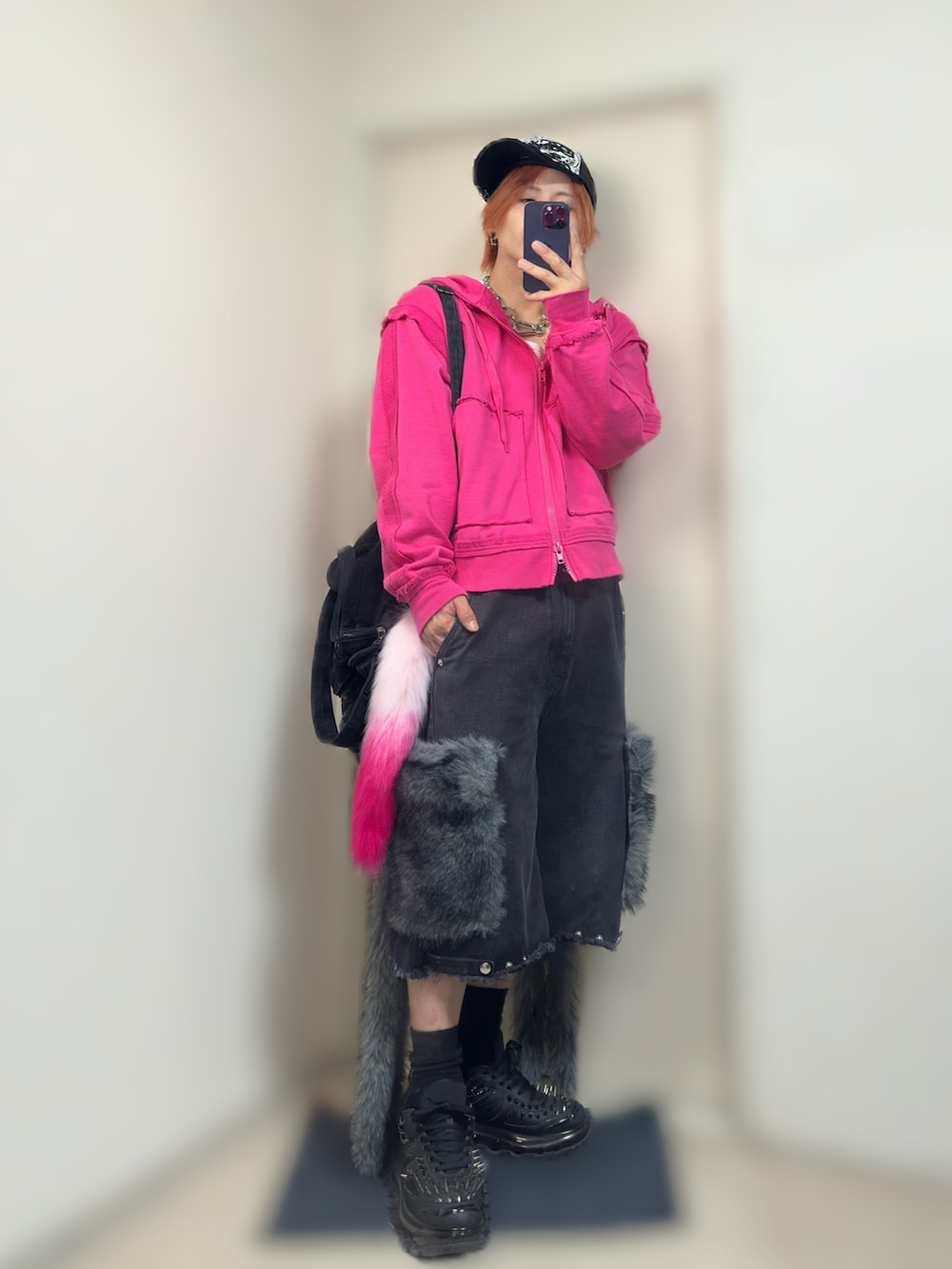 ピンク系のパーカー、ブラック系のデニムパンツ、ブラック系のスニーカーを着用したメンズの夏コーディネートの2枚目の写真