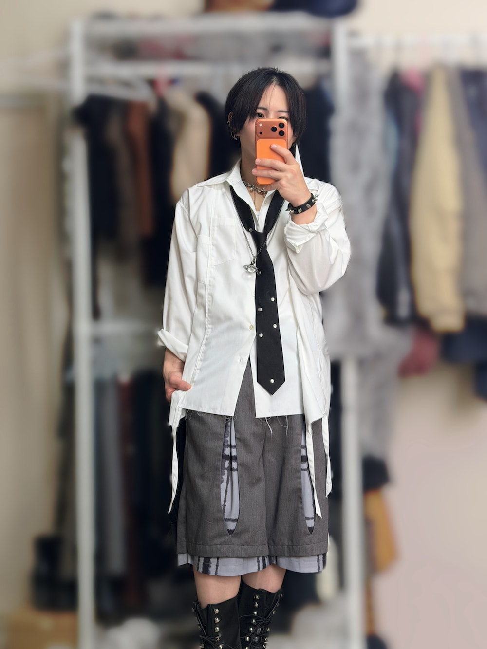 ブラック系のブーツ、グレー系のその他パンツ、ホワイト系のシャツ/ブラウスを着用したメンズの冬コーディネートの2枚目の写真