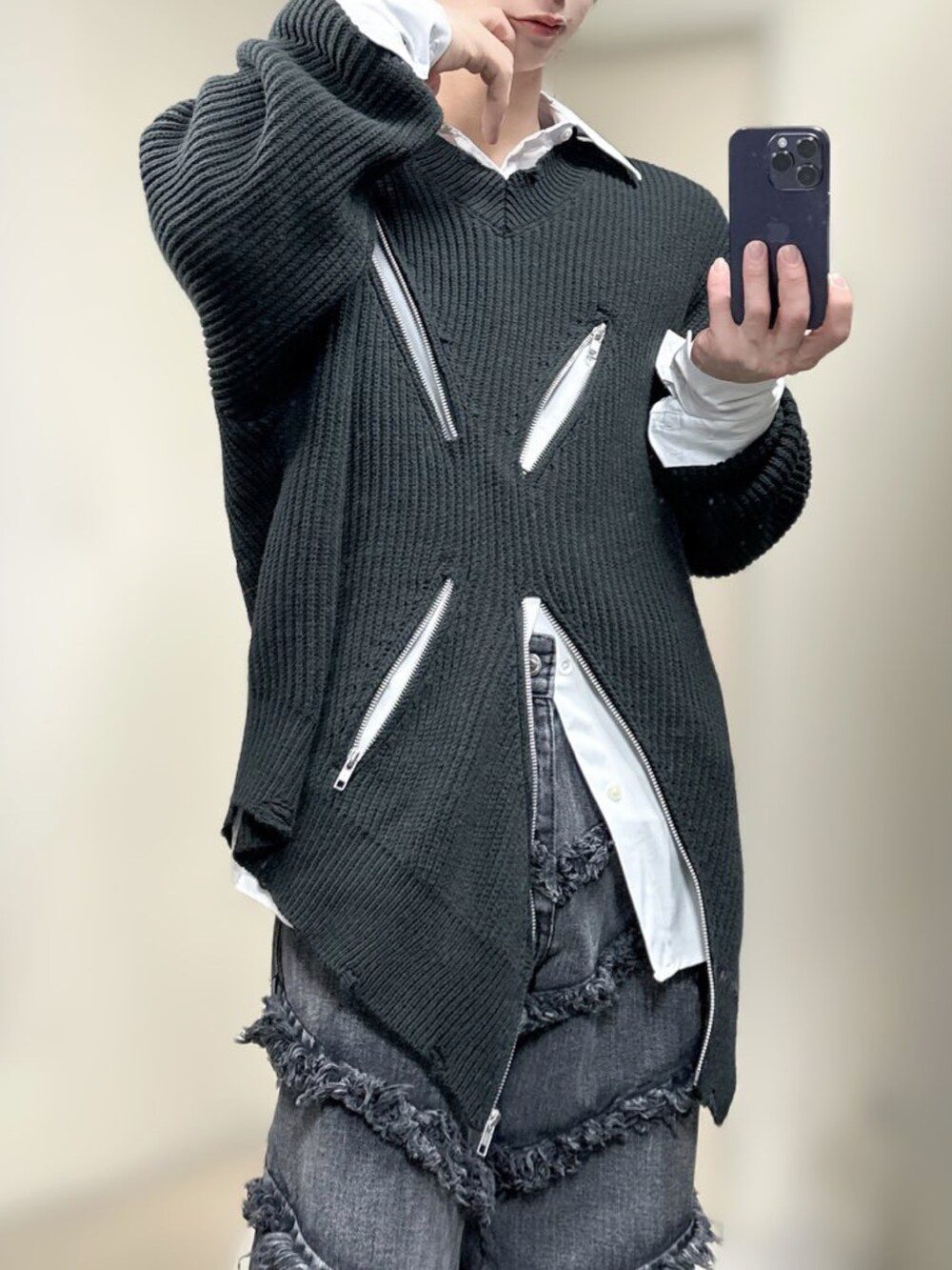 ブラック系のニット/セーター、ホワイト系のシャツ/ブラウス、グレー系のデニムパンツを着用したメンズの冬コーディネートの2枚目の写真