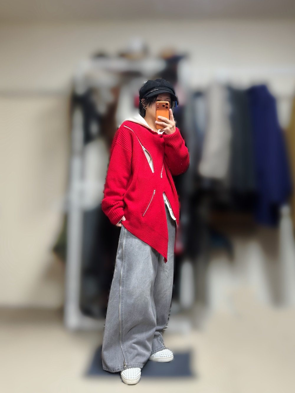 ホワイト系のパーカー、レッド系のニット/セーター、グレー系のデニムパンツを着用したメンズの冬コーディネートの2枚目の写真