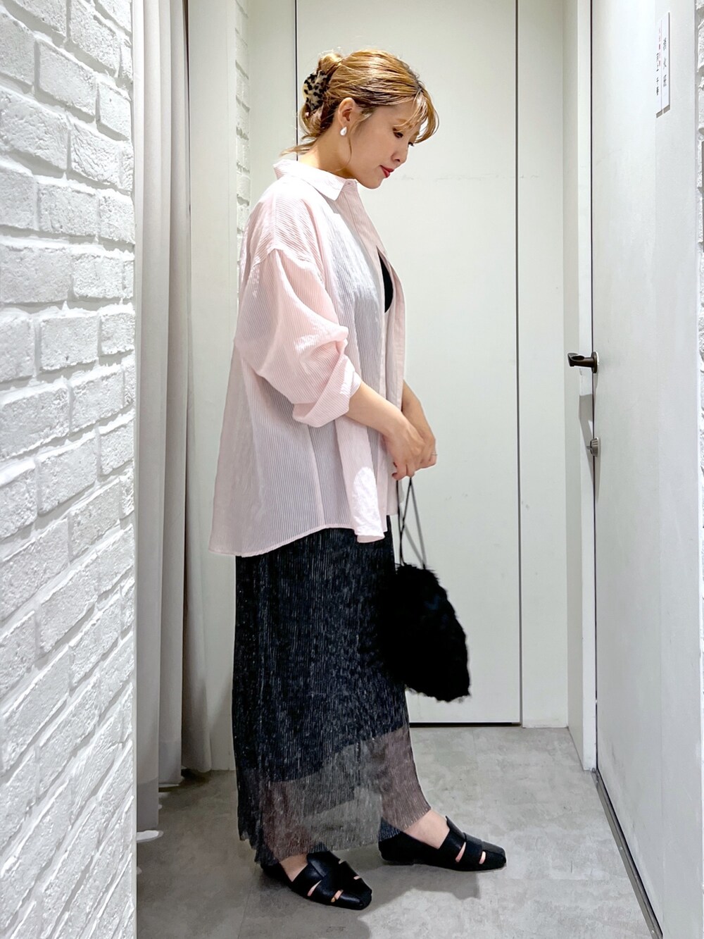 ブラック系のスカート、ピンク系のシャツ/ブラウス、ブラック系のタンクトップを着用したレディースの夏コーディネートの6枚目の写真