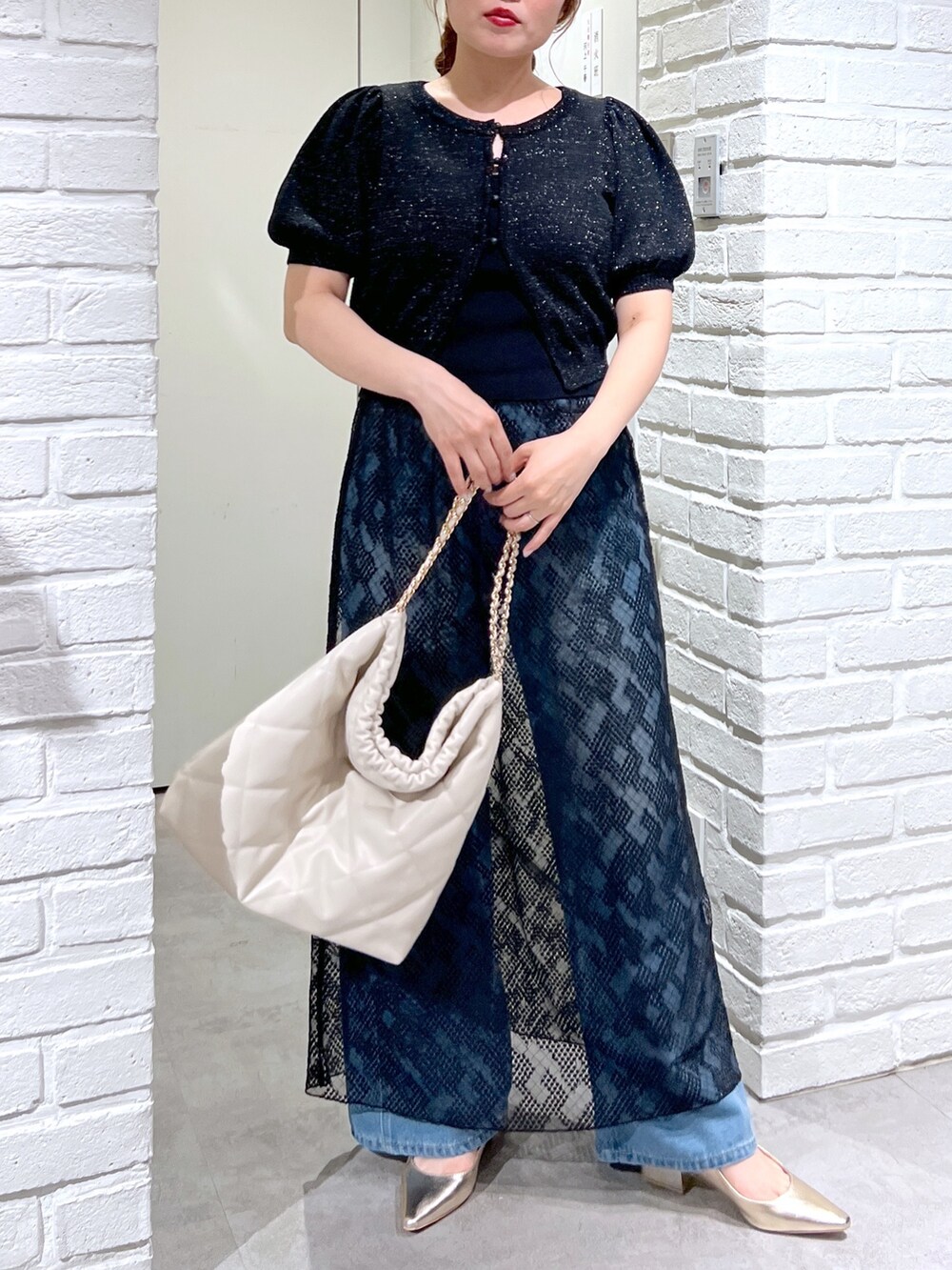 ブラック系のスカート、ブルー系のデニムパンツ、ブラック系のカーディガン/ボレロを着用したレディースの夏コーディネートの5枚目の写真