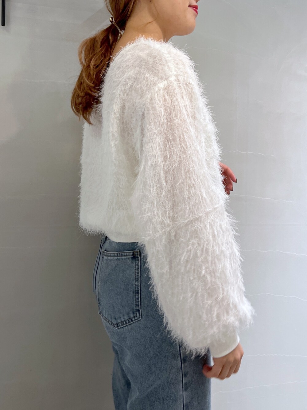 ブルー系のデニムパンツ、ホワイト系のシャツ/ブラウス、シルバー系のショルダーバッグを着用したレディースの春コーディネートの9枚目の写真