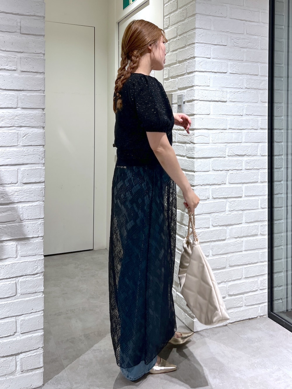 ブラック系のスカート、ブルー系のデニムパンツ、ブラック系のカーディガン/ボレロを着用したレディースの夏コーディネートの3枚目の写真