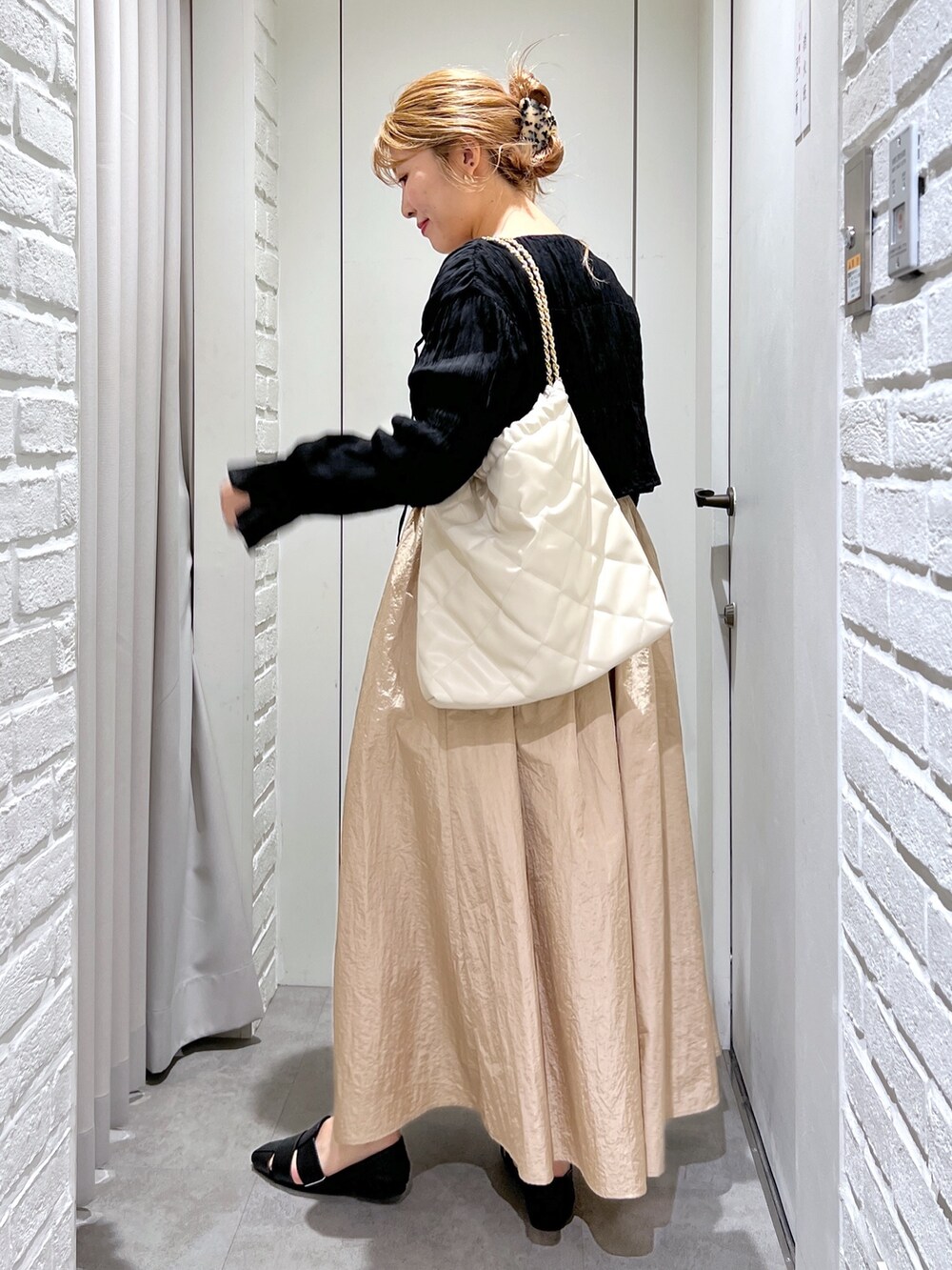 ベージュ系のワンピース、ブラック系のシャツ/ブラウス、ホワイト系のキャミソールを着用したレディースの春コーディネートの5枚目の写真