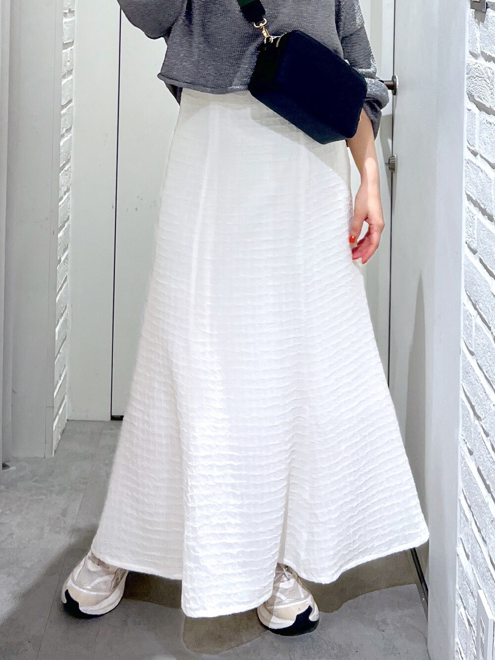 ホワイト系のワンピース、ブラック系のボディバッグ/ウエストポーチ、シルバー系のニット/セーターを着用したレディースの春コーディネートの7枚目の写真