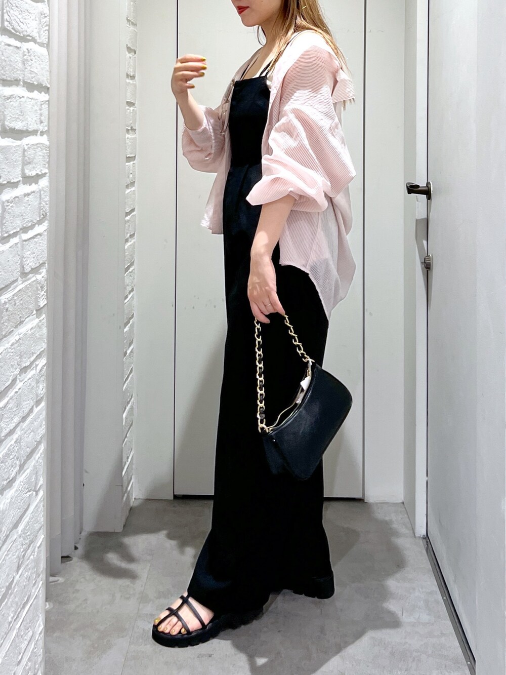 ブラック系のつなぎ/オールインワン、ピンク系のシャツ/ブラウス、ホワイト系のタンクトップを着用したレディースの夏コーディネートの8枚目の写真