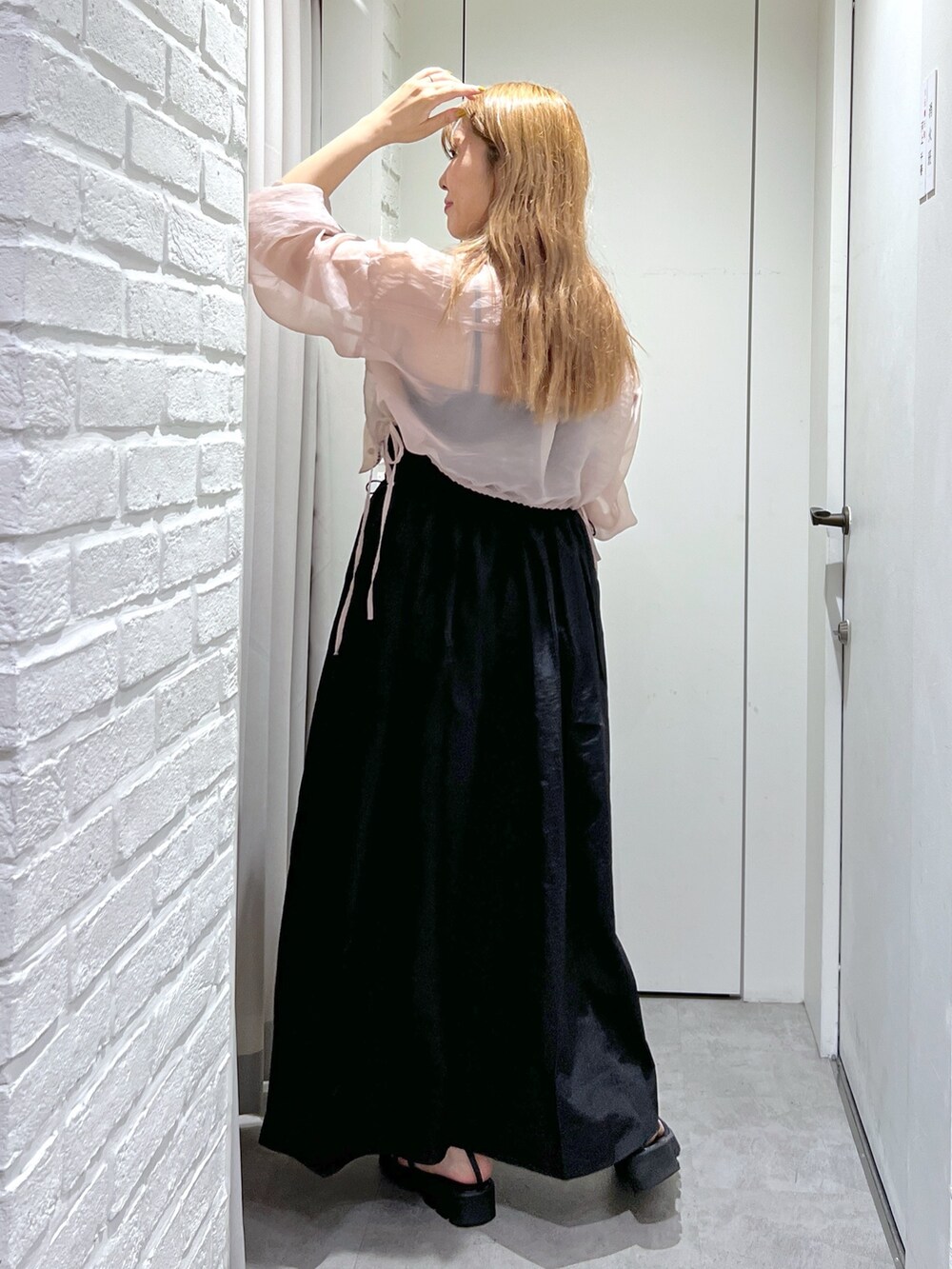 ブラック系のワンピース、ホワイト系のトートバッグ、ピンク系のシャツ/ブラウスを着用したレディースの夏コーディネートの5枚目の写真