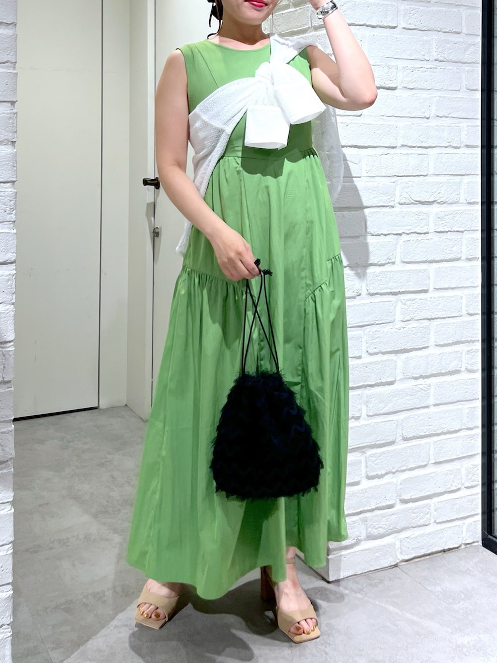 グリーン系のワンピース、ホワイト系のシャツ/ブラウス、ブラック系のハンドバッグを着用したレディースの夏コーディネートの8枚目の写真