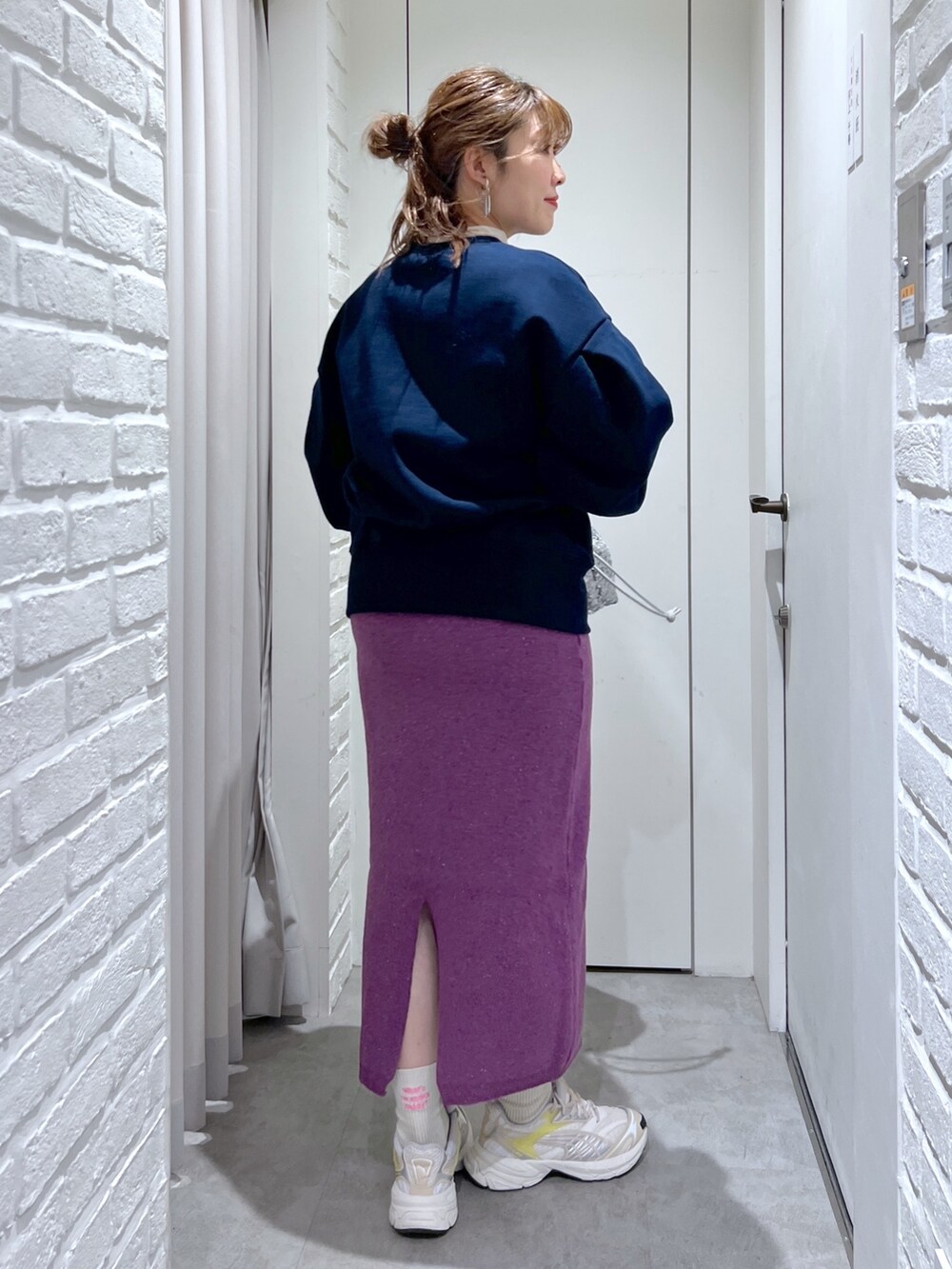 パープル系のスカート、ブルー系のスウェット、ブルー系のスウェットを着用したレディースの冬コーディネートの4枚目の写真