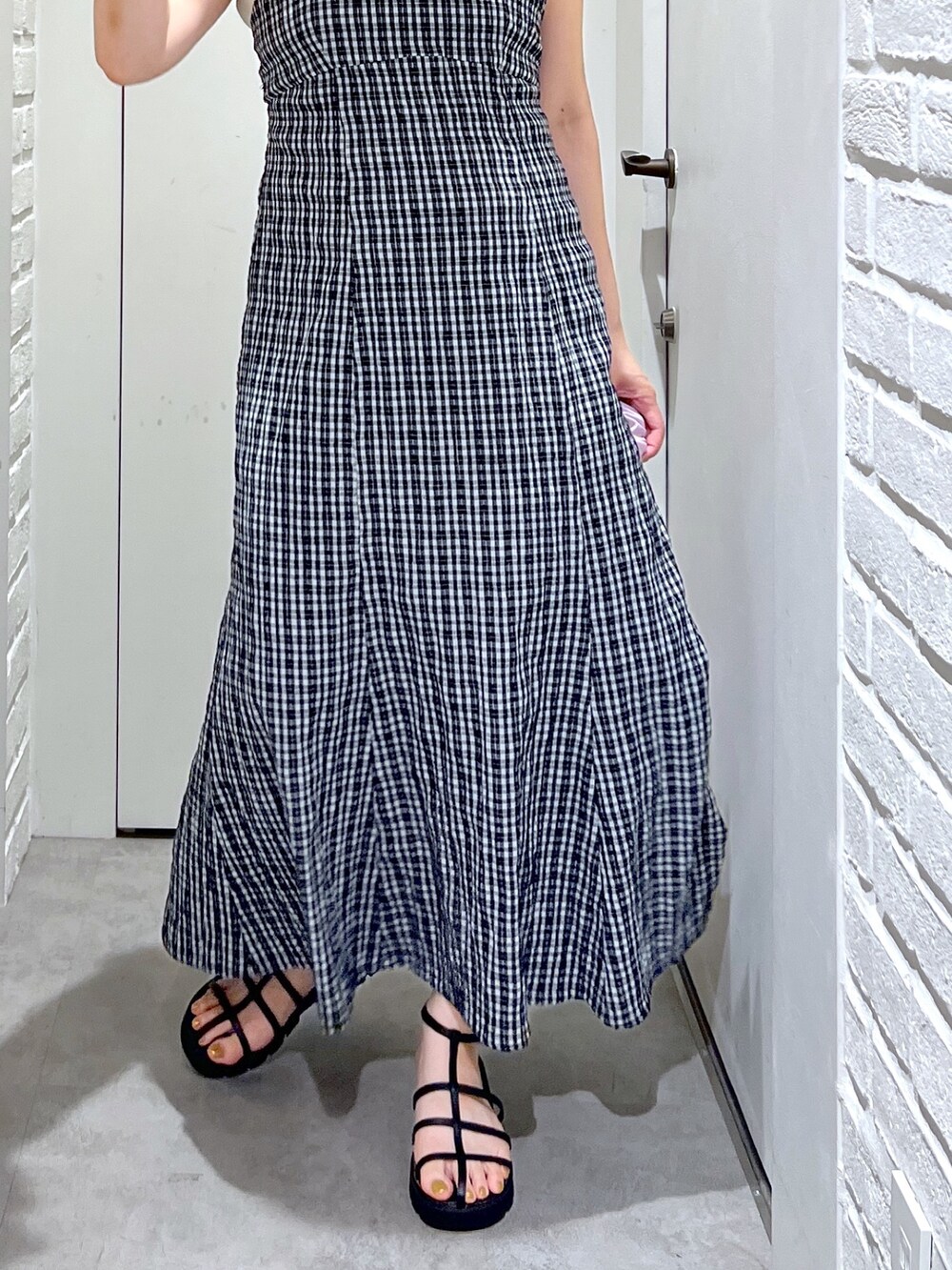 パープル系のハンドバッグ、ブラック系のサンダル、ホワイト系のカーディガン/ボレロを着用したレディースの夏コーディネートの8枚目の写真