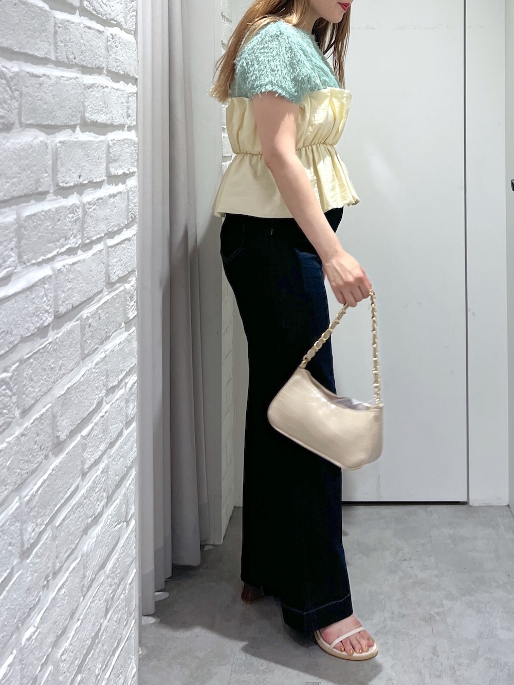 ブルー系のデニムパンツ、ベージュ系のトートバッグ、ホワイト系のシャツ/ブラウスを着用したレディースの夏コーディネートの7枚目の写真