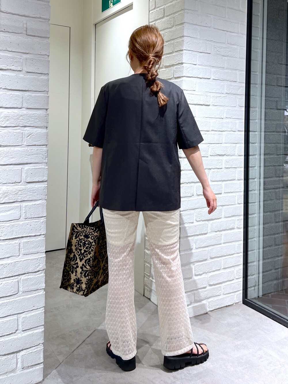 ホワイト系のその他パンツ、グレー系のノーカラージャケット、ブラック系のタンクトップを着用したレディースの夏コーディネートの6枚目の写真