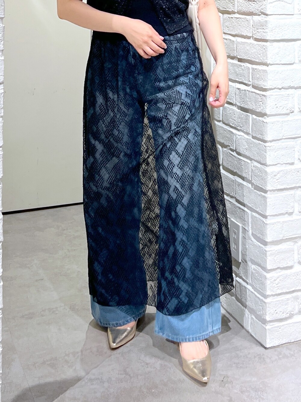 ブラック系のスカート、ブルー系のデニムパンツ、ブラック系のカーディガン/ボレロを着用したレディースの夏コーディネートの8枚目の写真