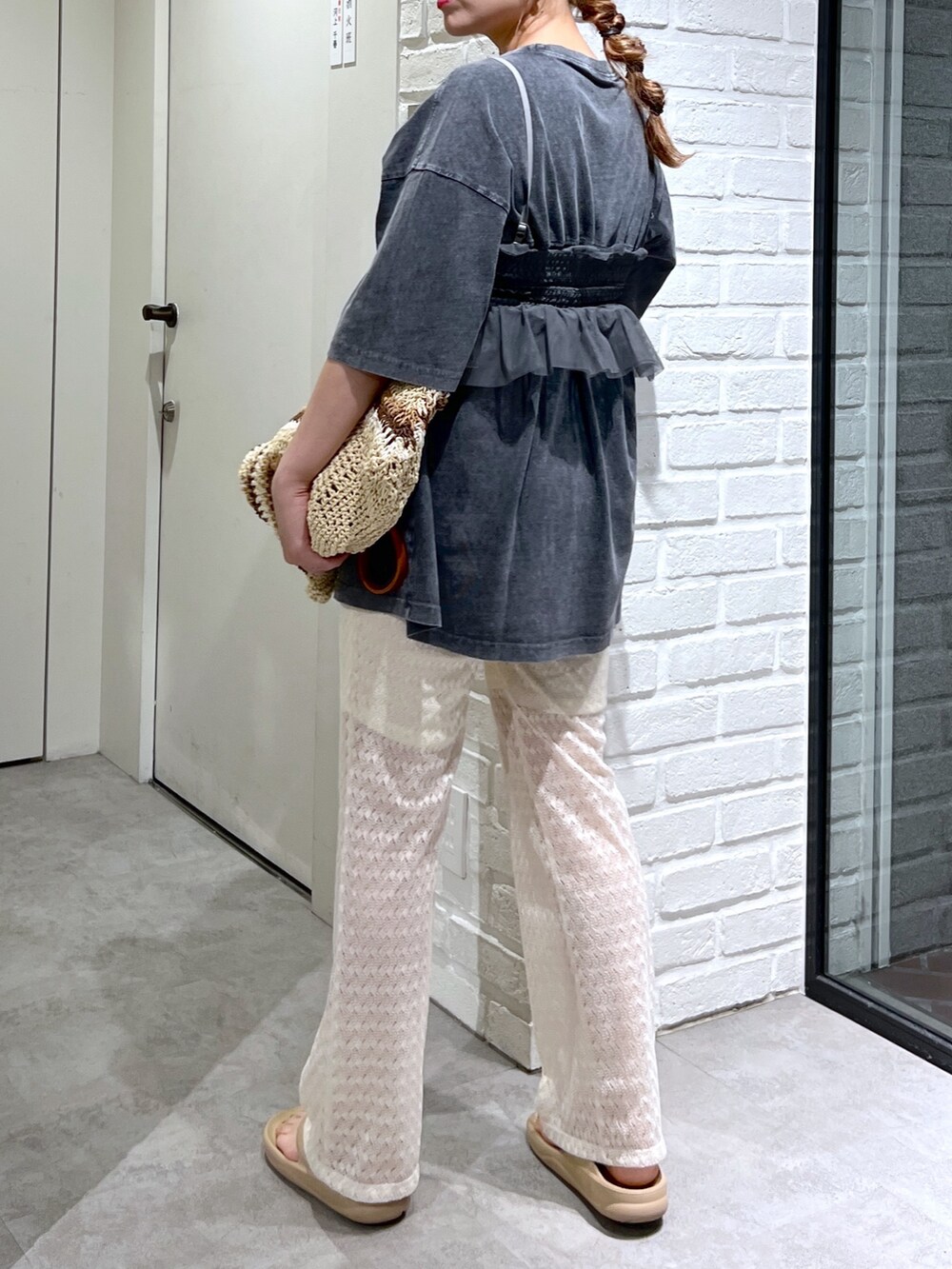 ブラック系のTシャツ/カットソー、ホワイト系のその他パンツ、ベージュ系のサンダルを着用したレディースの夏コーディネートの6枚目の写真