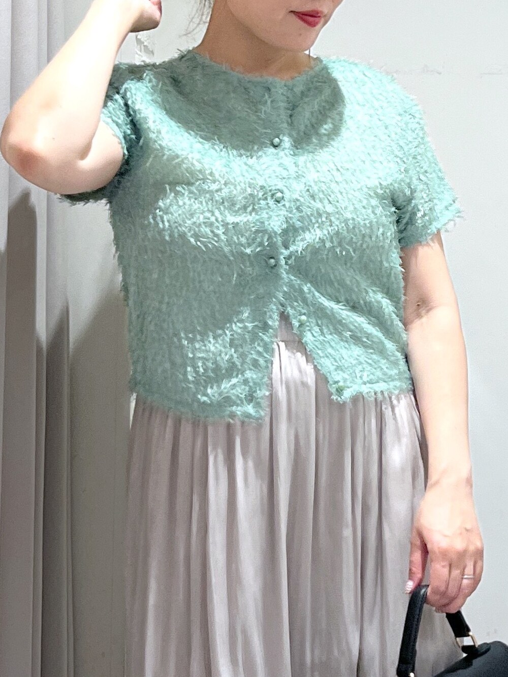 ホワイト系のスカート、グリーン系のシャツ/ブラウス、ブラック系のショルダーバッグを着用したレディースの夏コーディネートの6枚目の写真