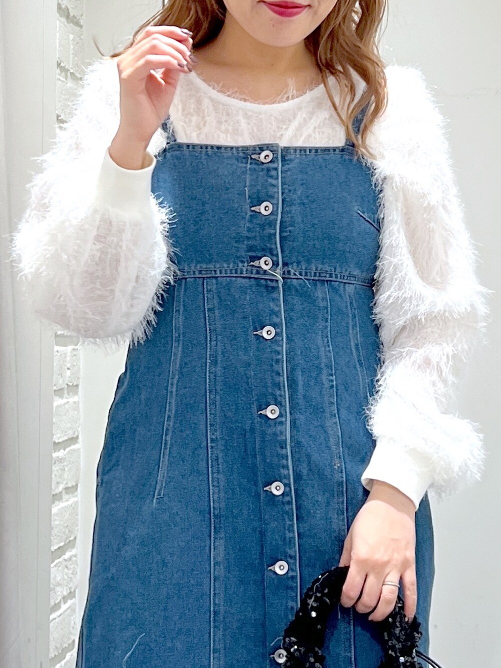 ブルー系のワンピース、ブラック系のサンダル、ブラック系のハンドバッグを着用したレディースの春コーディネートの6枚目の写真