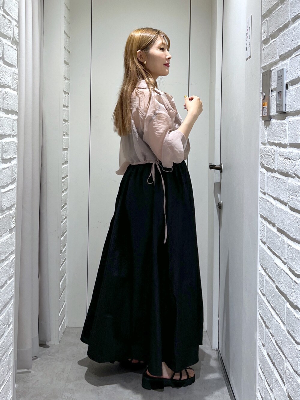 ブラック系のワンピース、ホワイト系のトートバッグ、ピンク系のシャツ/ブラウスを着用したレディースの夏コーディネートの3枚目の写真