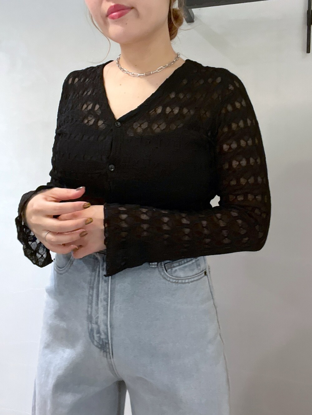 ブルー系のデニムパンツ、ブラック系のサンダル、シルバー系のハンドバッグを着用したレディースの夏コーディネートの7枚目の写真