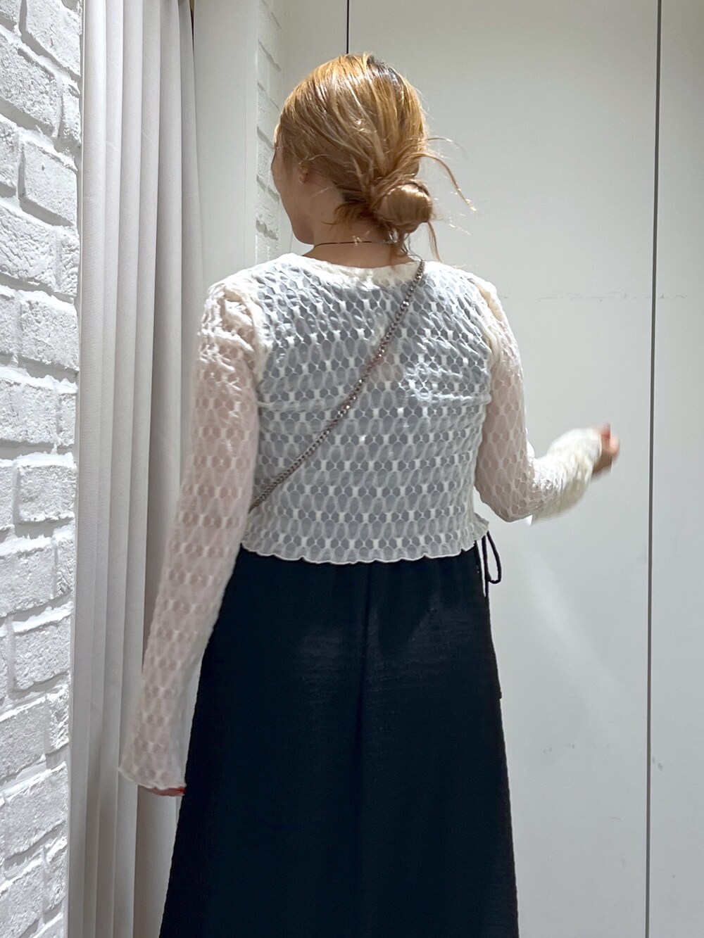 ブラック系のワンピース、ホワイト系のカーディガン/ボレロ、ホワイト系のサンダルを着用したレディースの夏コーディネートの8枚目の写真