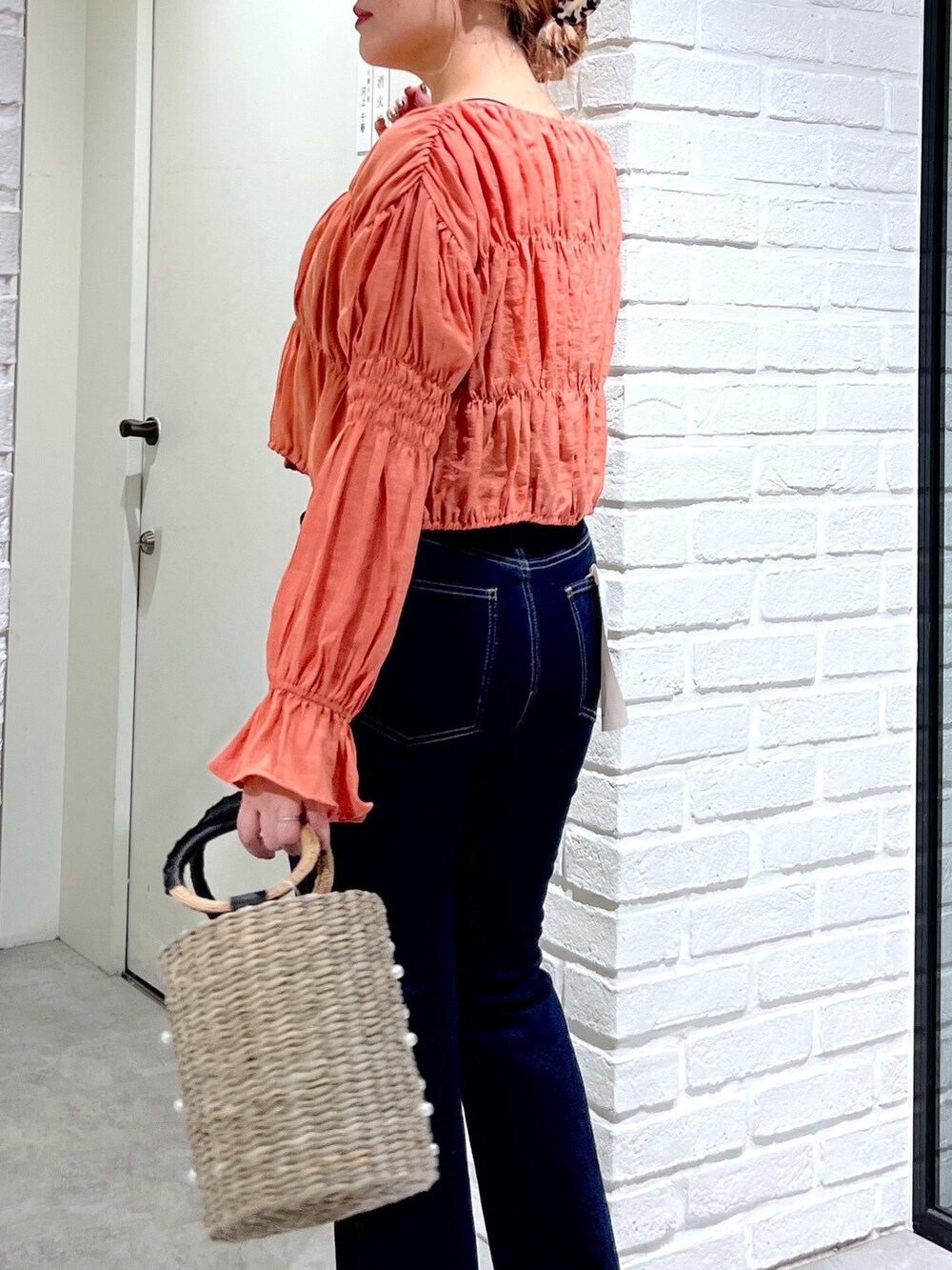 ブルー系のデニムパンツ、オレンジ系のシャツ/ブラウス、グレー系のサンダルを着用したレディースの夏コーディネートの6枚目の写真