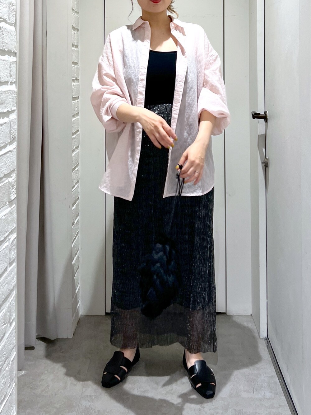 ブラック系のスカート、ピンク系のシャツ/ブラウス、ブラック系のタンクトップを着用したレディースの夏コーディネートの7枚目の写真