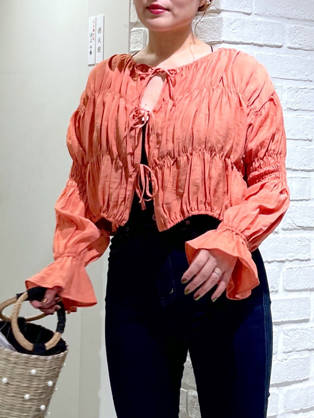 ブルー系のデニムパンツ、オレンジ系のシャツ/ブラウス、グレー系のサンダルを着用したレディースの夏コーディネートの7枚目の写真