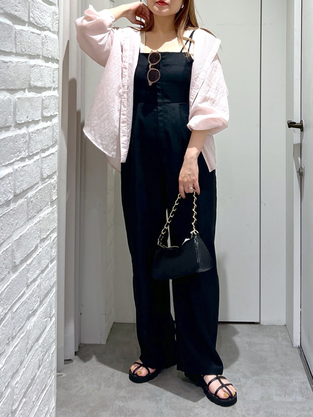 ブラック系のつなぎ/オールインワン、ピンク系のシャツ/ブラウス、ホワイト系のタンクトップを着用したレディースの夏コーディネートの7枚目の写真