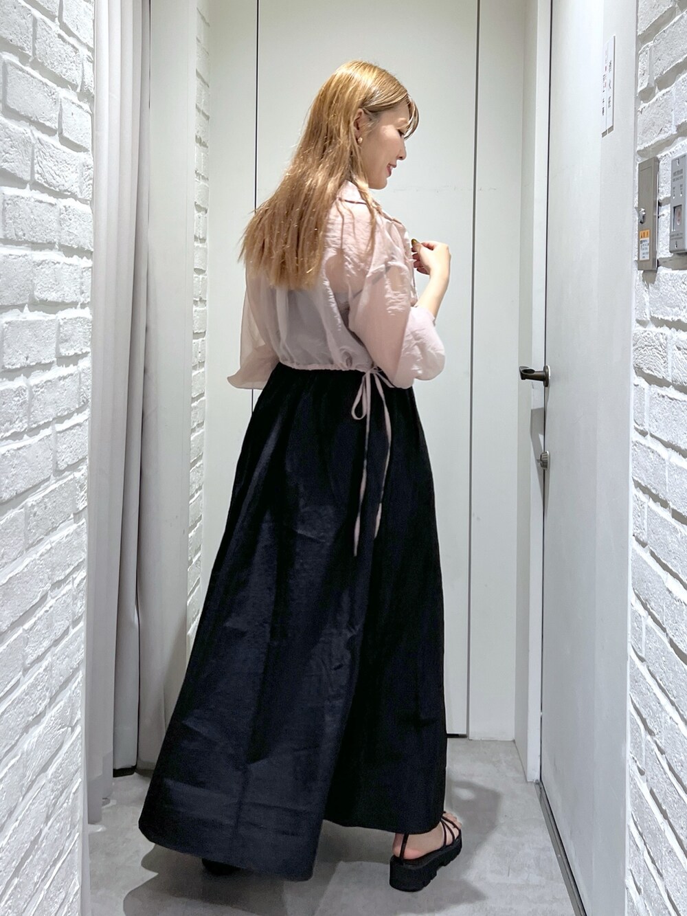 ブラック系のワンピース、ホワイト系のトートバッグ、ピンク系のシャツ/ブラウスを着用したレディースの夏コーディネートの4枚目の写真