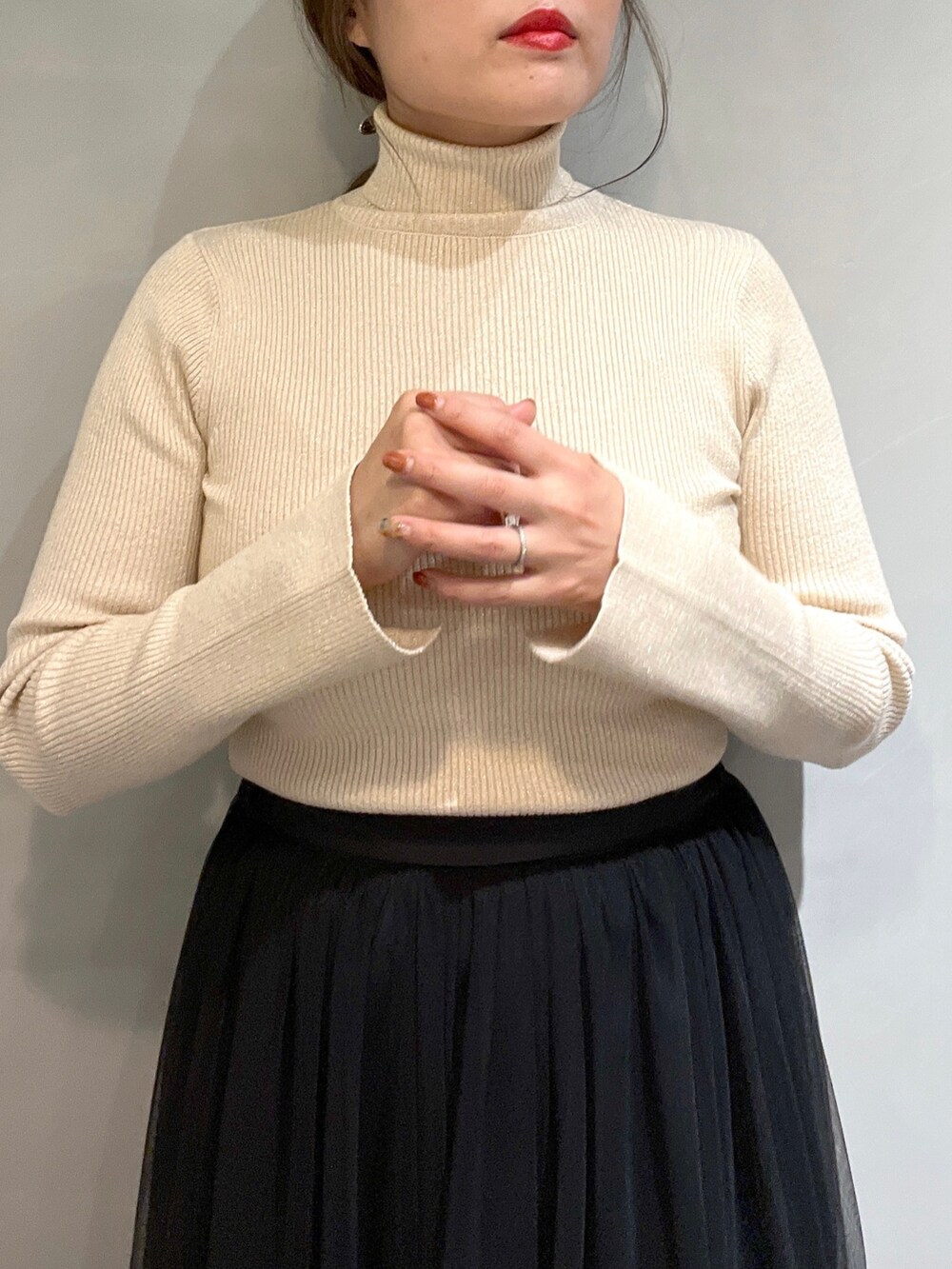 ブラウン系のテーラードジャケット、ホワイト系のニット/セーター、ブラック系のスカートを着用したレディースの秋コーディネートの6枚目の写真