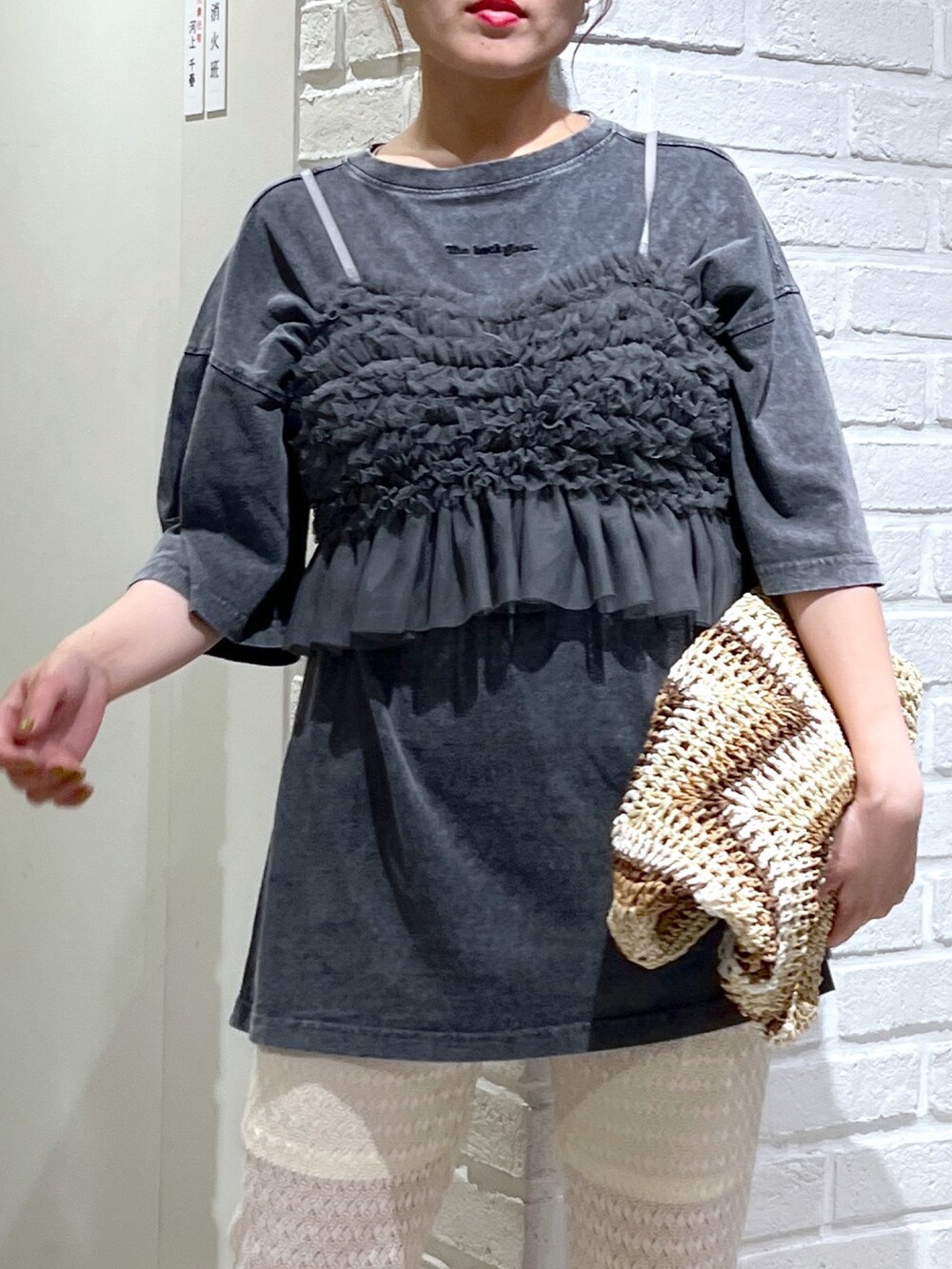 ブラック系のTシャツ/カットソー、ホワイト系のその他パンツ、ベージュ系のサンダルを着用したレディースの夏コーディネートの8枚目の写真