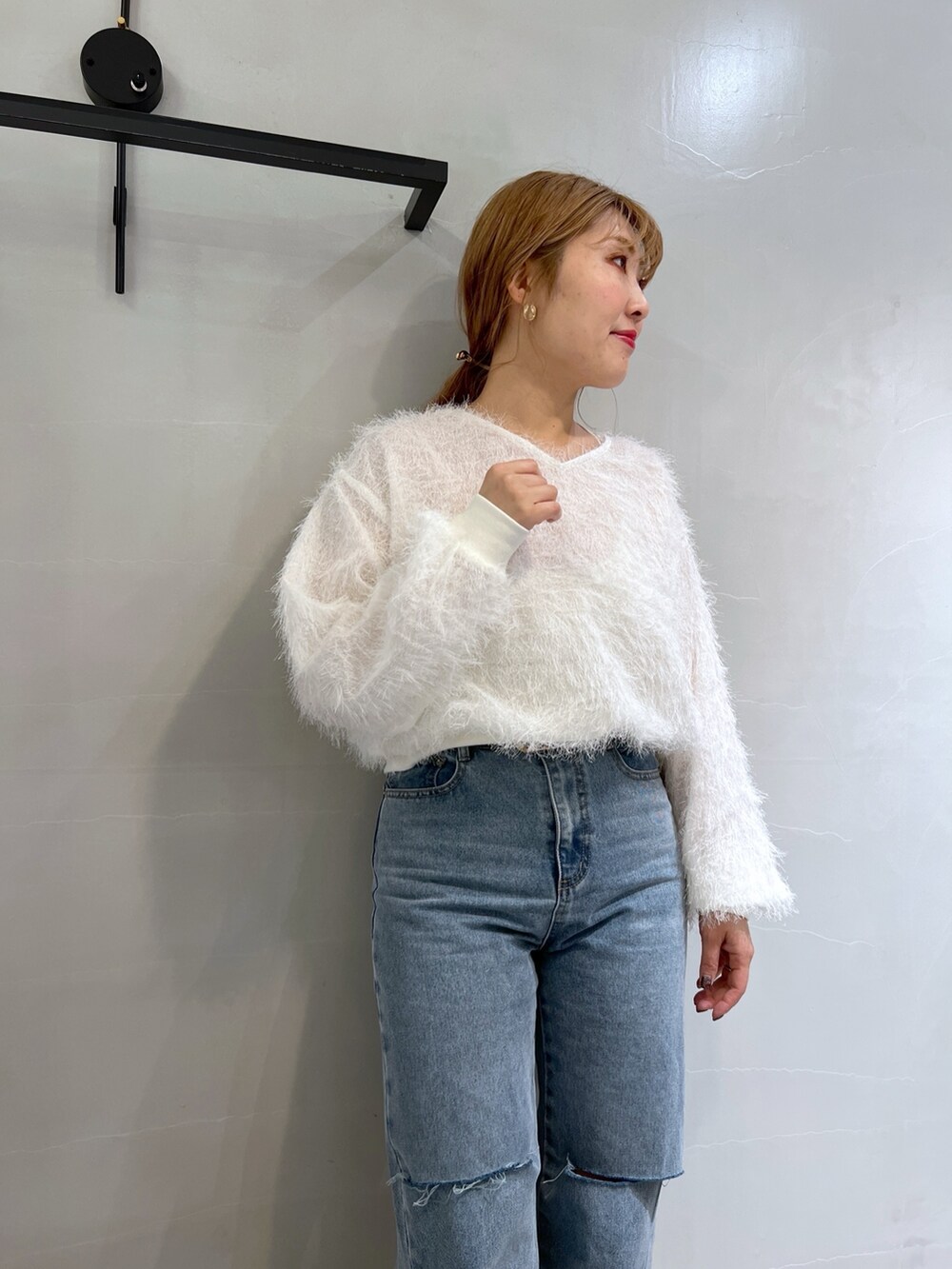 ブルー系のデニムパンツ、ホワイト系のシャツ/ブラウス、シルバー系のショルダーバッグを着用したレディースの春コーディネートの8枚目の写真