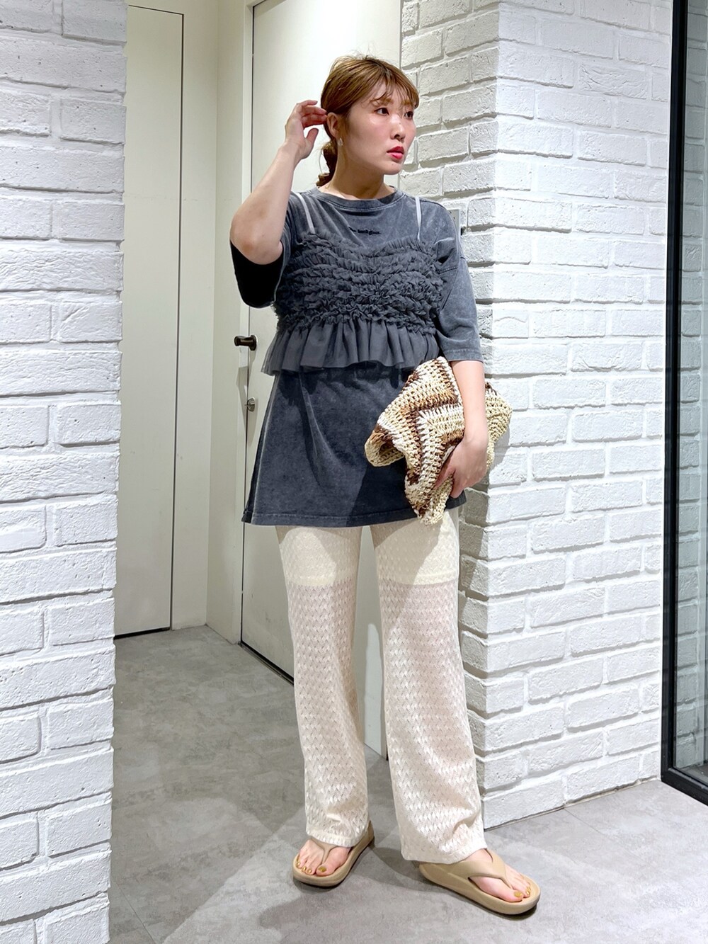 ブラック系のTシャツ/カットソー、ホワイト系のその他パンツ、ベージュ系のサンダルを着用したレディースの夏コーディネートの2枚目の写真
