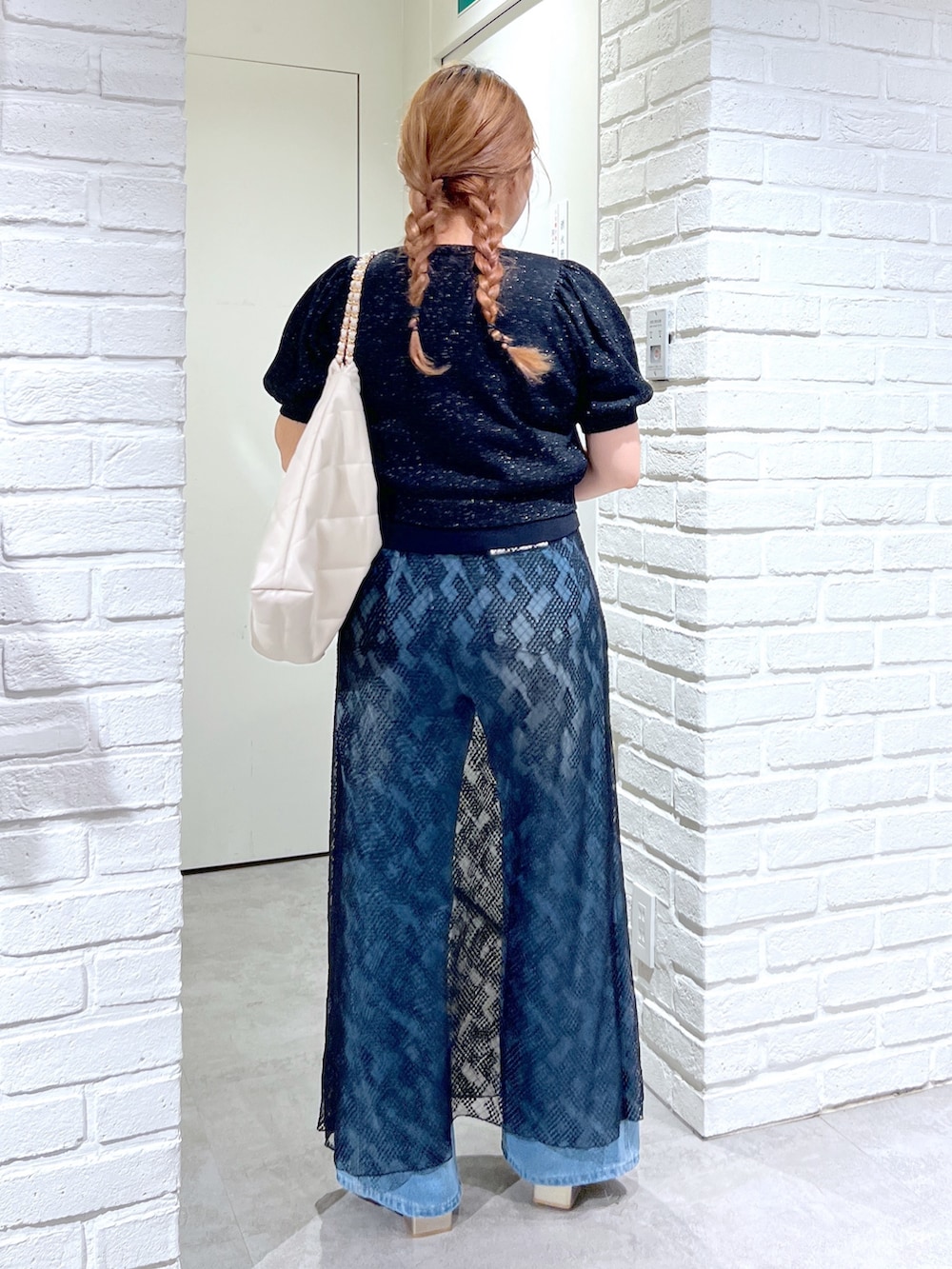 ブラック系のスカート、ブルー系のデニムパンツ、ブラック系のカーディガン/ボレロを着用したレディースの夏コーディネートの4枚目の写真