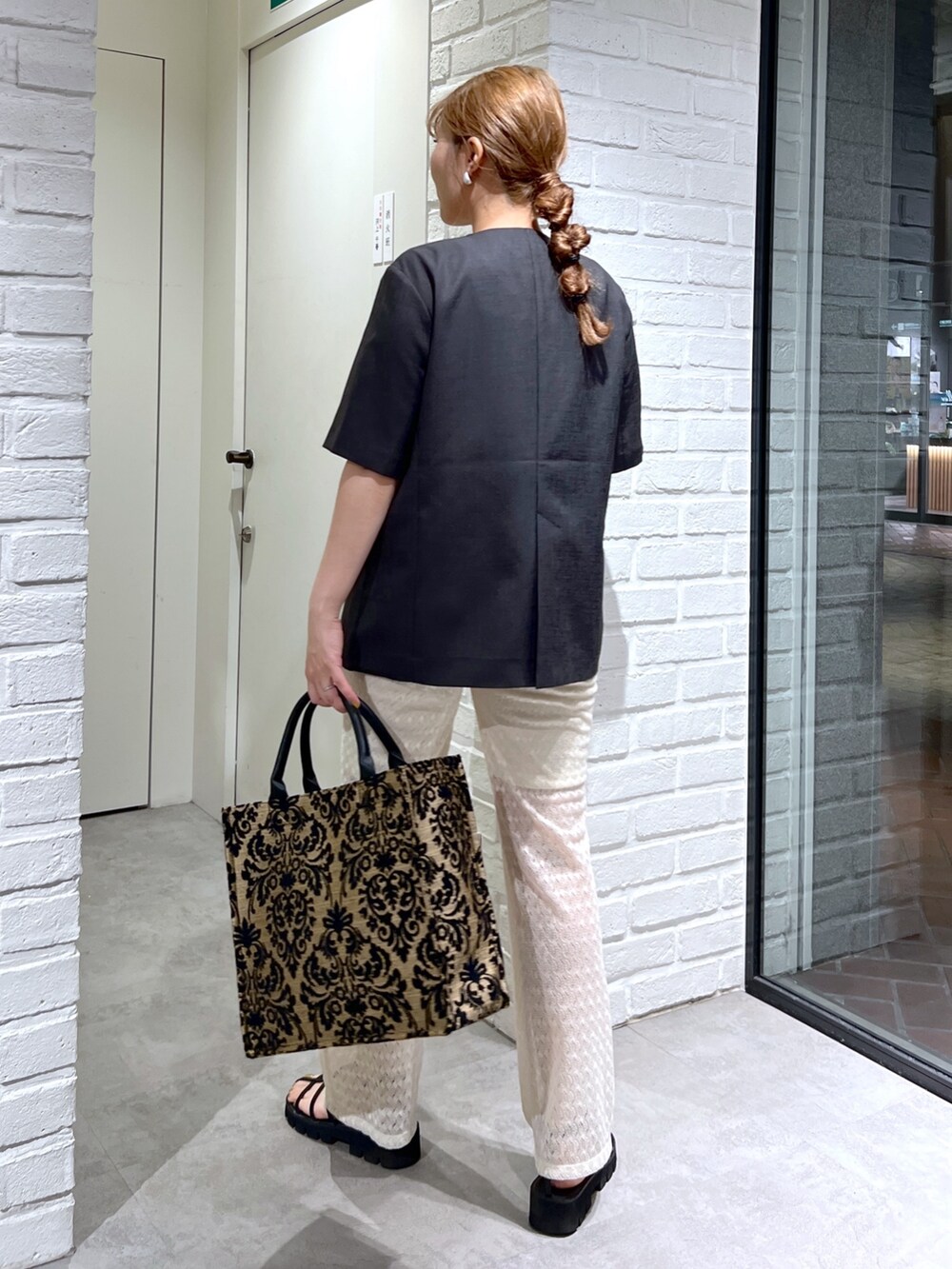 ホワイト系のその他パンツ、グレー系のノーカラージャケット、ブラック系のタンクトップを着用したレディースの夏コーディネートの5枚目の写真