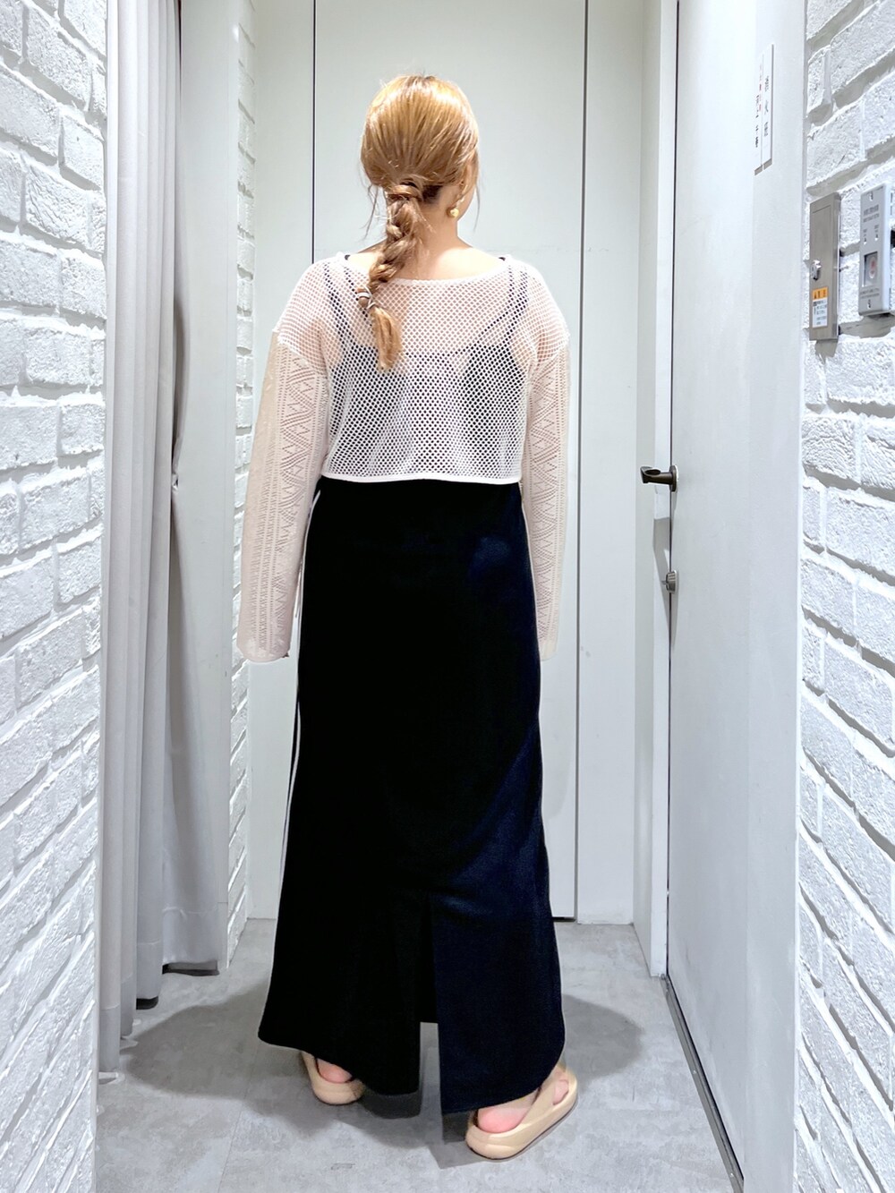 ブラック系のワンピース、ホワイト系のカーディガン/ボレロ、ブラック系のトートバッグを着用したレディースの夏コーディネートの8枚目の写真