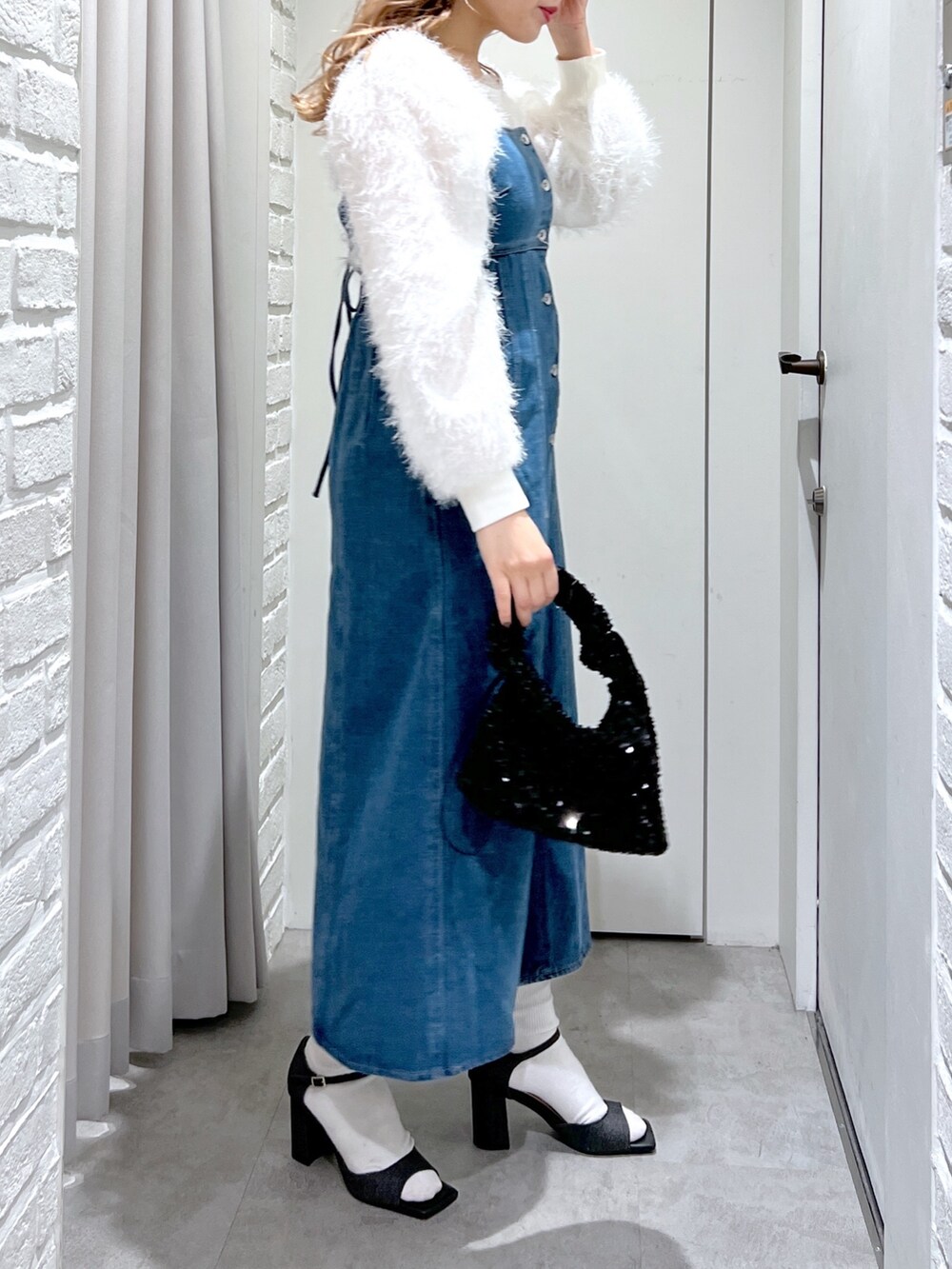 ブルー系のワンピース、ブラック系のサンダル、ブラック系のハンドバッグを着用したレディースの春コーディネートの5枚目の写真