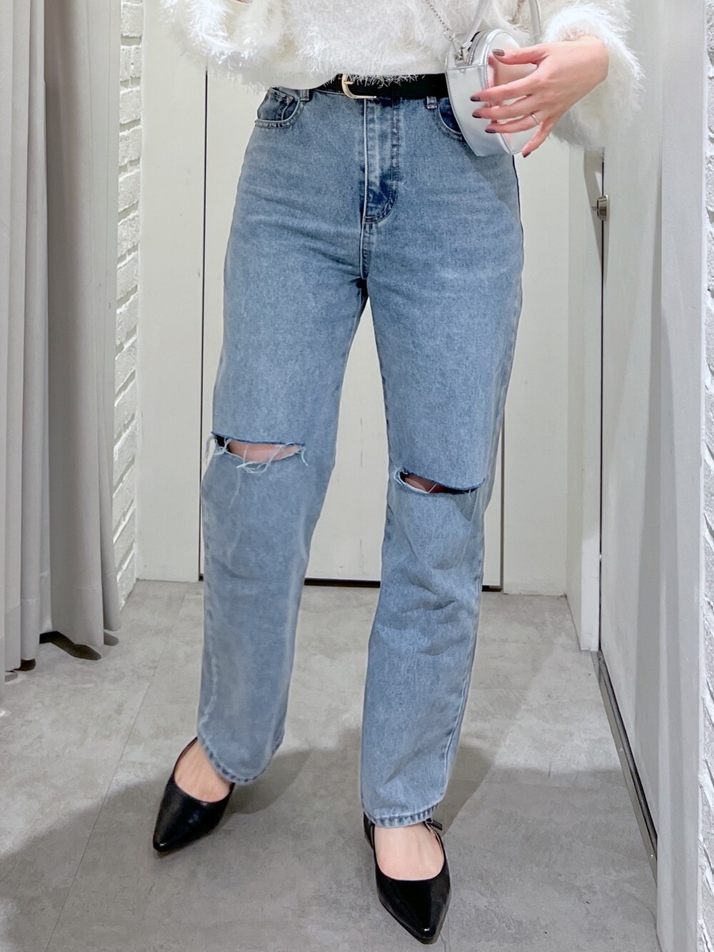 ブルー系のデニムパンツ、ホワイト系のシャツ/ブラウス、シルバー系のショルダーバッグを着用したレディースの春コーディネートの7枚目の写真