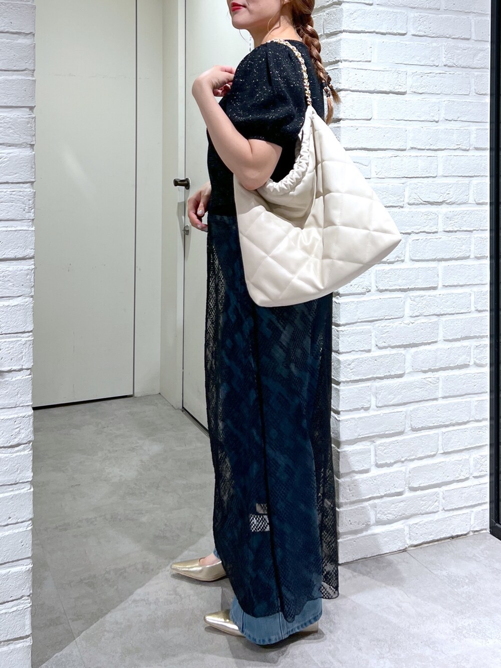 ブラック系のスカート、ブルー系のデニムパンツ、ブラック系のカーディガン/ボレロを着用したレディースの夏コーディネートの7枚目の写真