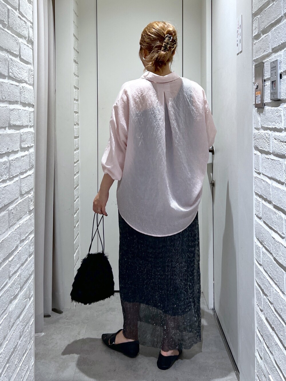 ブラック系のスカート、ピンク系のシャツ/ブラウス、ブラック系のタンクトップを着用したレディースの夏コーディネートの4枚目の写真