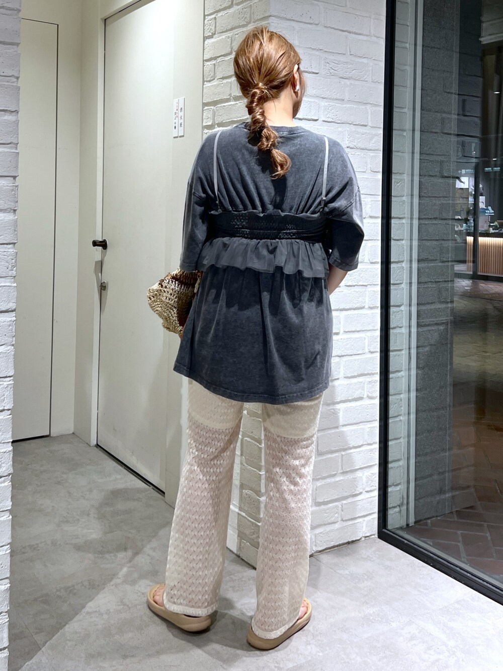 ブラック系のTシャツ/カットソー、ホワイト系のその他パンツ、ベージュ系のサンダルを着用したレディースの夏コーディネートの4枚目の写真