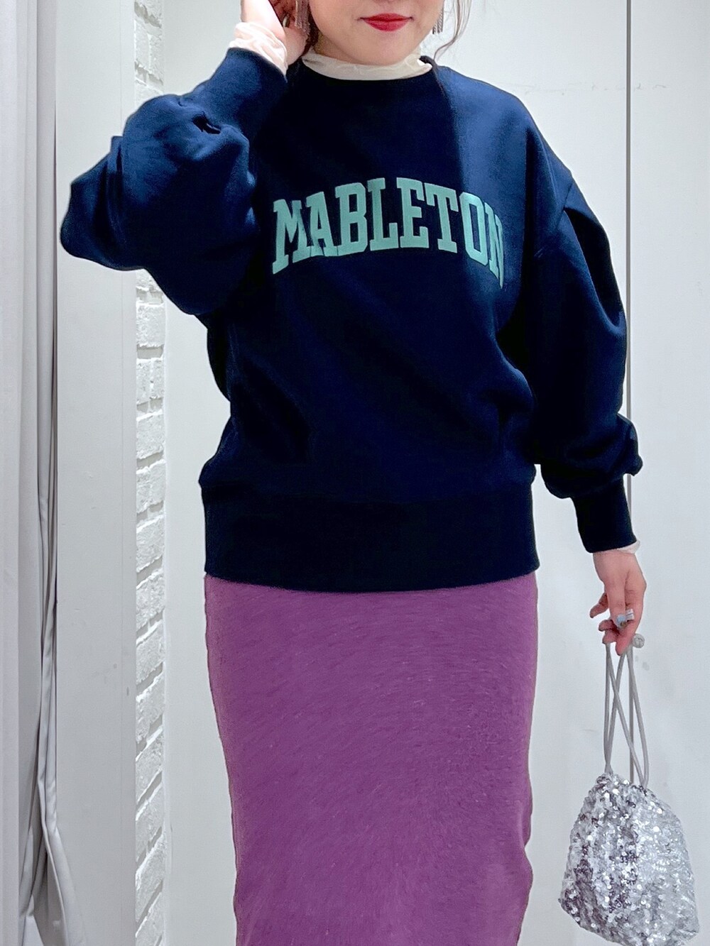 パープル系のスカート、ブルー系のスウェット、ブルー系のスウェットを着用したレディースの冬コーディネートの6枚目の写真