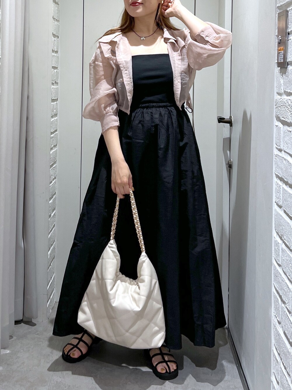 ブラック系のワンピース、ホワイト系のトートバッグ、ピンク系のシャツ/ブラウスを着用したレディースの夏コーディネートの7枚目の写真