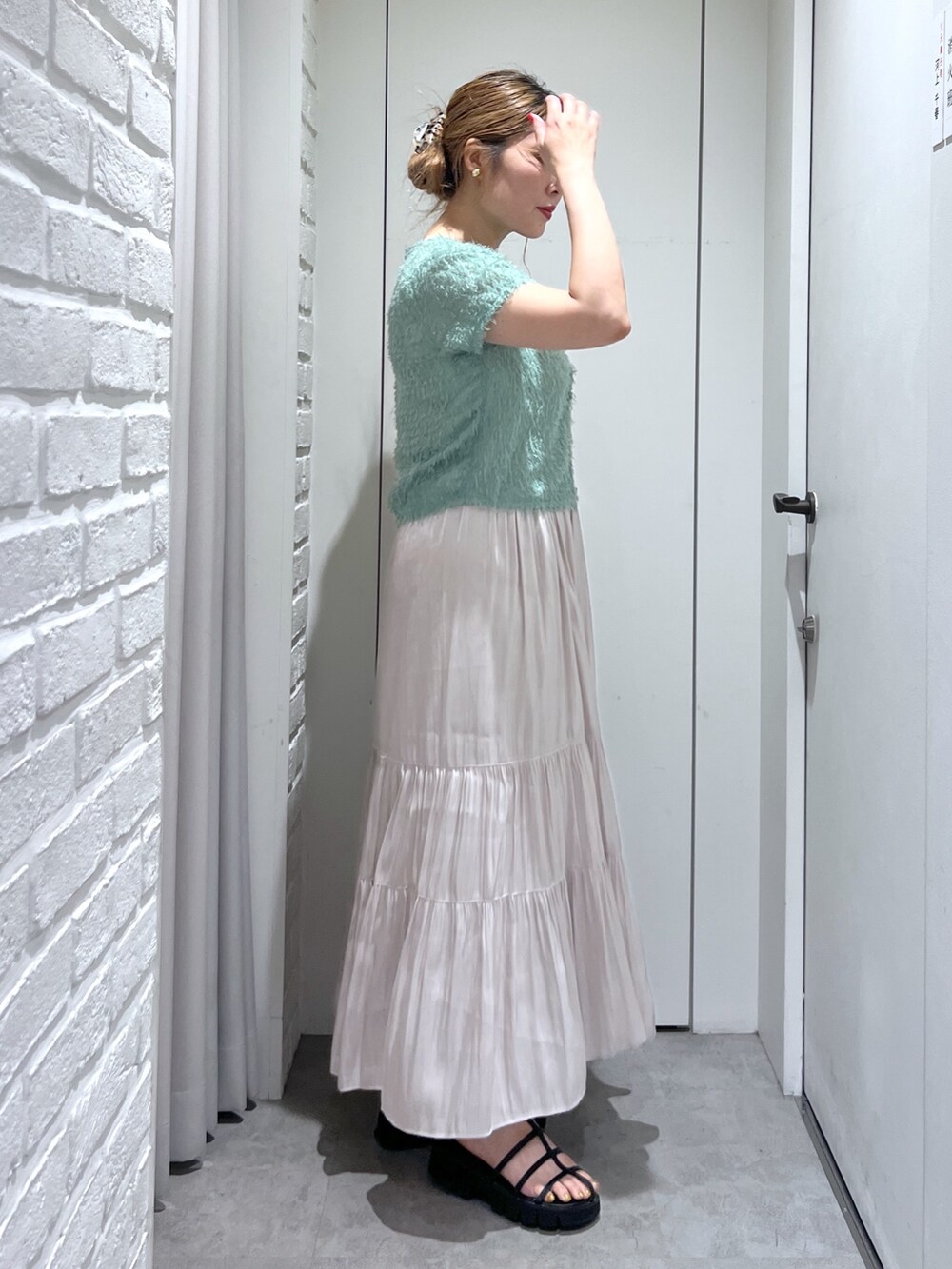 ホワイト系のスカート、グリーン系のシャツ/ブラウス、ブラック系のショルダーバッグを着用したレディースの夏コーディネートの3枚目の写真